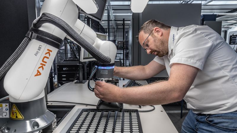 Im Gegensatz zu klassischen Industrierobotern werden Cobots eingesetzt, um menschliche Arbeit zu ergänzen. Im Bild zu sehen ist ein LBR iisy von Kuka.(Bild:  Kuka)