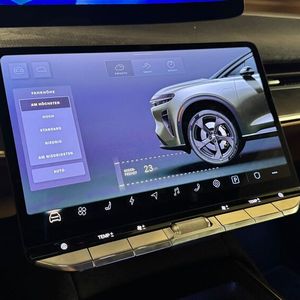 Per Display lässt sich die Fahrzeughöhe bequem einstellen – eine von vielen Funktionen, die über die großzügigen Bildschirme gesteuert werden.(Bild:  Schreiner – »kfz-betrieb«)