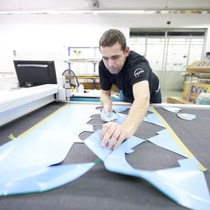 Der Cutter erzeugt die Schablonen für die späteren Teilstücke aus Carbon, die in die entsprechende Form laminiert werden.