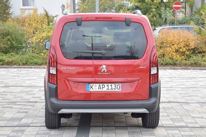 Nur am senkrechten, simpel gestalteten Heck wird die Verwandtschaft zum Kleintransporter noch deutlich. (»kfz-betrieb«/Rosenow)