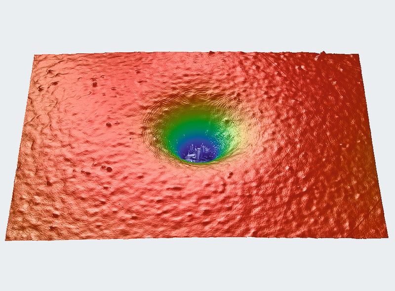 Bild 1: Darstellung eines Lackkraters mittels optischer Profilometrie. Solche Fehler haben ihre Ursache oft in der Teilereinigung. (Bild: Nanoanalytics)