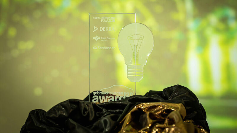 Um ihn ging es: den Gebrauchtwagen Award 2021. Der Preis wird alljährlich von der Redaktion »Gebrauchtwagen Praxis« zusammen mit Dekra, Real Garant und Santander an Autohändler verliehen, die sich durch ein professionelles, erfolgreiches und marktgerechtes Gebrauchtwagengeschäft auszeichnen, das strategisch fundiert ist. (Stefan Bausewein)
