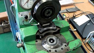 Für die Prüfung von hochfesten Blechen bei komplexen Geometrien eignet sich der Erichsen-Tiefziehversuch am besten.  Bild: Jütte (Archiv: Vogel Business Media)