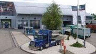 Das Ein-Wege-System bei der Stegmaier Nutzfahrzeug GmbH verhindert, dass Trucker auf dem Betriebshof rangieren müssen. (Foto: Wenz)