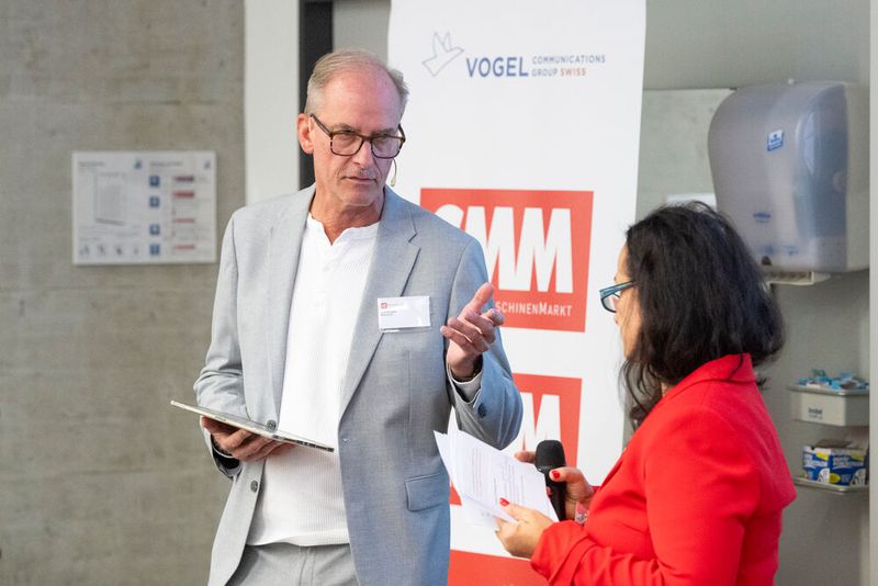 Begrüssung der Gäste durch Anne Richter, Chefredaktorin der at-aktuelle technik und Moderator René Brugger, Geschäftsführer SwissT.net. (Bild: Thomas Entzeroth)