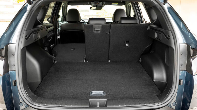 Das Kofferraumvolumen ist um 33 Liter auf 620 Liter gewachsen. Liegen die Rücksitzlehnen (dreiteilig) flach, passen bis zu 1.799 Liter in den Tucson. (Hyundai)