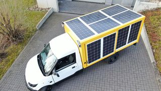 Der Streetscooter mit Solarkleid soll Fahrstrom für gut 5.000 Kilometer pro Jahr selber generieren. (Bild: ISFH)