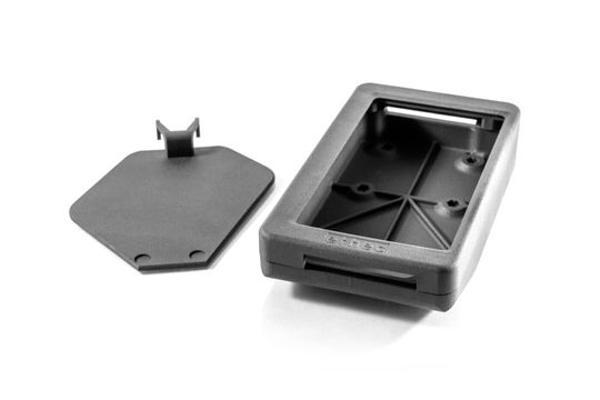 (Hohe Haltbarkeit und Festigkeit: Das SLS gedruckte Gehäuse des Displays und die Tankklappe. Bildquelle: Sintratec)