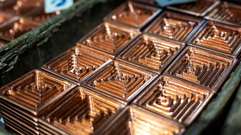 Die kupfernen Wasserblöcke sind zentrales Element der von OVHcloud vor 20 Jahren entwickelten Wasserkühlungstechnik in seinen Rechenzentren.  (Bild: Xavier POPY / OVHcloud)