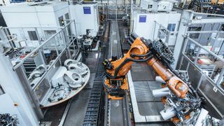 Roboter bei der Arbeit: In der smarten Fabrik sind die Zerspannroboter untereinander und mit der Cloud vernetzt. (Bild: Kuka)