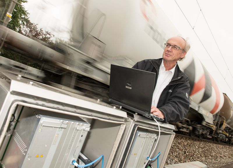 Die Kommunikation zwischen Stellwerk und Gleis sorgt für die Sicherheit im Zugverkehr. Anton Reichlin hat eine neue Netzwerktechnologie namens Sinet und eine neue Energiezuführung namens Sigrid entwickelt. Sinet ersetzt die bisherigen Punkt-zu-Punkt-Verbindungen zwischen Signalen und Stellwerk durch ein ringförmiges Kommunikationsnetz. Es ist zuverlässiger und wirtschaftlicher als die aufwändig zu installierenden Leitungen. Sinet geht jetzt in der Schweiz in den Probebetrieb. Der Erfinder arbeitet in Wallisellen in der Schweiz. (Volker Steger, Siemens AG)