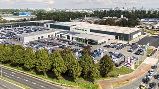 Gottfried-Schultz-Automeile: Mit inzwischen 31 Standorten an Rhein und Ruhr gilt die Autohausgruppe als führender Vertragspartner für die Marken des Volkswagen-Konzerns. 
Im Mai eröffnete die Gruppe in Neuss ihren neuen Standort. In direkter Nachbarschaft zum stark frequentierten Rheinpark-Center bietet die Gottfried Schultz-Gruppe an der Hammer Landstraße die Marken Volkswagen, Skoda, Seat, Cupra und Volkswagen Nutzfahrzeuge an. (Bild: Gottfried Schultz-Autohausgruppe)