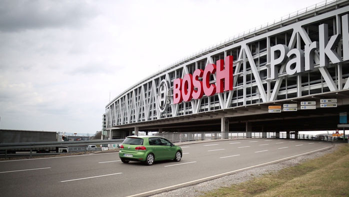 Während einer Fahrdemonstration im Bosch-Parkhaus am Stuttgarter Flughafen haben die V-Charge-Forscher den aktuellen Stand der fahrerlosen Fahr- und Parkfunktion präsentiert. (V-Charge)