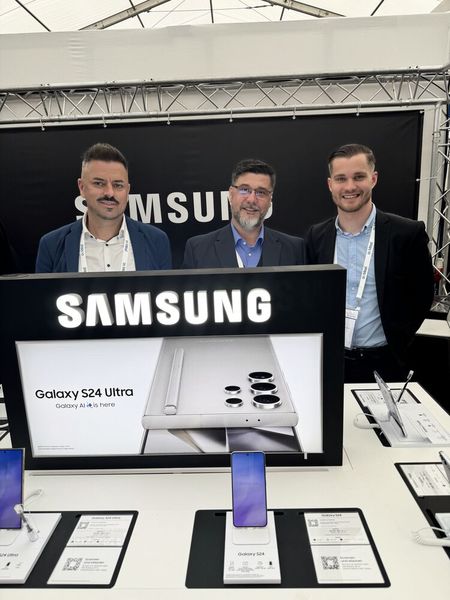 Hier gab es das Samsung GalaxyS24Ultra zum anfassen – (v.l.) Timotheos Nikolopoulos, Matthias Krug und Lars Ott. (Bild: Vogel IT-Medien)