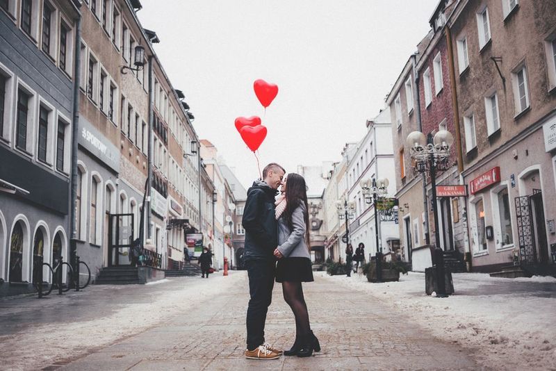 November 2018: Deutschland verhängte seine erste Geldbuße wegen Verletzung der DSGVO im November 2018. Die Social- und Dating-Website Knuddels.de meldete im September eine Datenschutzverletzung von 1,87 Millionen Kombinationen aus Benutzernamen und Passwörtern sowie 800.000 E-Mail-Adressen von Nutzern. Die Landesdatenschutzbehörde Baden-Württemberg stellte fest, dass die Webseite die Passwörter im Plaintext gespeichert hatte, was gegen die Richtlinie der DSGVO zur „Pseudonymisierung und Verschlüsselung personenbezogener Daten