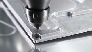 Grenzebach hat einmal mehr mit seinem Know-how zum Rührreibschweißen (im Bild) Partner überzeugt, mit dieser Fügetechnik weiterzumachen. Bei einem, wie es heißt, einzigartigen Großauftrag, geht es jetzt um die Herstellung von Batteriewannen ... (Bild: Grenzebach)