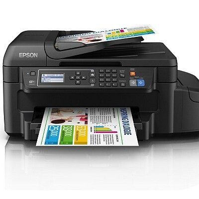 Epson EcoTank-Drucker: Epson stellte zur IFA 2015 fünf neue EcoTank-Drucker und Multifunktionsgeräte vor, die es Anwendern zu Hause und in Heimbüros ermöglichen, zwei Jahre zu drucken, ohne Patronen nachkaufen und austauschen zu müssen. Während die EcoTank-Geräte ET-2500 und ET-2550 als 3-in-1-Multifunktionsgeräte für den Heimeinsatz konzipiert sind, bieten die EcoTanks ET-4500 und ET-4550 zusätzlich eine Faxfunktion und eignen sich somit für das Heimbüro. Der ET-4550 besitzt pigmentierte Schwarztinte. Bei dem EcoTank ET-14000 handelt es sich um einen DIN A3+-Drucker, der großformatige Ausdrucke preiswert und schnell zu Papier bringt.Die neuen EcoTanks sind ab September 2015 erhältlich. Die Flaschen mit 70 ml Nachfülltinte ermöglichen weitere zwei Jahre Druck ohne Patronenwechsel und sind im Handel für rund zehn Euro verfügbar. (Bild: Epson/IFA)