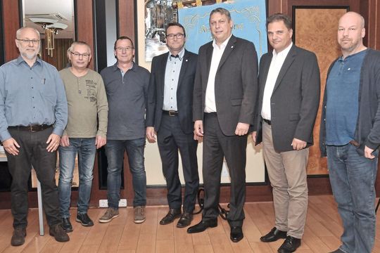 Führungsteam der Kfz-Innung Rostock – Bad Doberan: (v. li.) Norbert Stark (Geschäftsführer), Norbert Kuß (Werkstattprüfer), Olaf Seiler (Vorstandsmitglied), Martin Goldbach (stellv. Obermeister), Mike Specht (Obermeister), Andreas Wigger (Vorstandsmitglied) und Uwe Hameister (Werkstattprüfer). (Bild:  Zietz/»kfz-betrieb«)