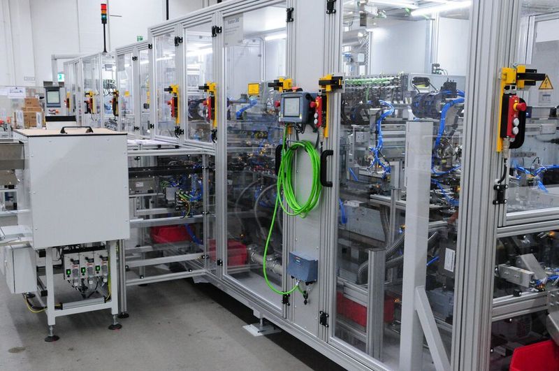 Modular aufgebaute Fertigungslinie für Motorstecker von IWM Automation. (Balluff)