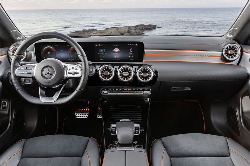 Im Innenraum setzt Mercedes beim CLA unter anderem auf eine weiterentwickelte Version des MBUX-Infotainmentsystems. (Daimler)