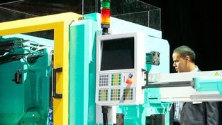 Mit der Golden-Electric-Modellreihe und der Halle 22, mit 18.600 m² Nutzfläche erweitert Arburg seine Kapazitäten und Optionen zum Bau von Spritzgießmaschinen deutlich. Am 15. März wurden Halle und Maschine in Loßburg gefeiert – ein guter Auftakt zu den sich anschließenden Technologie-Tagen mit vielen Neuheiten zum Spritzgießen, Industrie-4.0, Freeformer und natürlich der Golden-Electric-Maschine. (Königsreuther)