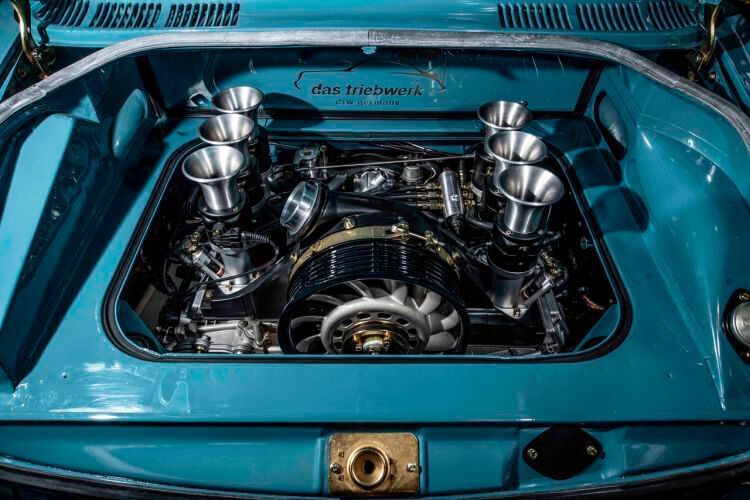 Als Antrieb dient ein 3,6-Liter-Motor eines Porsche 964. Für mehr Leistung sorgen neben einer erhöhten Verdichtung, ein Satz 304°-Schricknockenwellen sowie ein frei programmierbares Emu-Classic-Steuergerät samt Einzeldrosselklappenanlage. (#janbürgermeister)