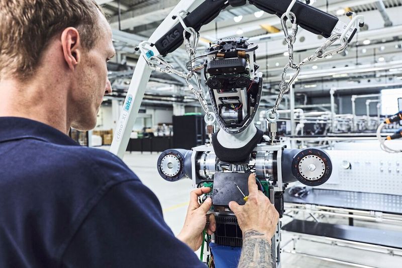 Roboter bauen Roboter in Fürstenfeldbruck: Noch bauen Menschen mit in der Fertigung von Agile Robots. (Bild: Agile Robots)