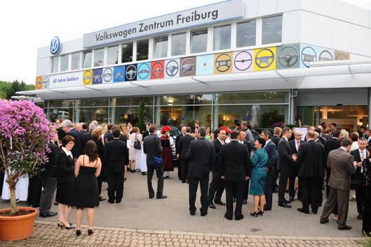 50 Lenkräder als Symbol für 50 Jahre schmücken das Volkswagen-Zentrum. (Archiv: Vogel Business Media)