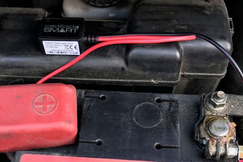 Der Anwender kann den Sender im Umfeld oder direkt auf der Batterie mit dem mitgelieferten Klebestreifen befestigen. (Holz / »kfz-betrieb«)