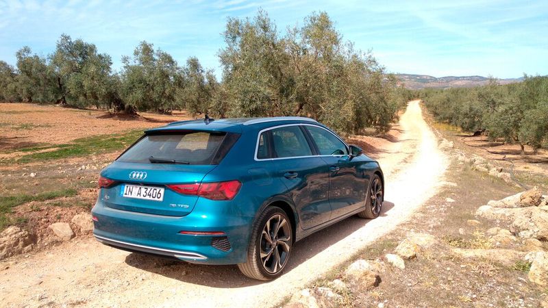 Das Heck wirkt breiter als das des Vorgängers. Zum Marktstart stehen ein Otto- und zwei Dieselmotoren zur Wahl. Später folgen unter anderem ein Mild- und zwei Plug-in-Hybride, eine S- und RS-Variante und auch einen G-Tron wird es wieder geben. (Bild: Thomas Günnel/Automobil Industrie)