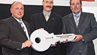 Roland Stöckigt (m.) Geschäftsführer Volkswagen Immobilien übergibt den Schlüssel an Dietmar Hildebrandt (l.), Leiter Volkswagen Service und an Horst Walka (r.), Leiter Qualifizierung Volkswagen After Sales. (Archiv: Vogel Business Media)