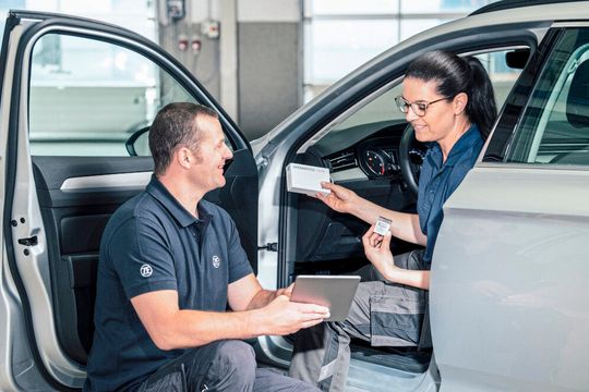 Mit der Datenplattform Openmatics und dem dazugehörigen OBD-Dongle bietet ZF eine komplette Vernetzungslösung für Werkstätten an.(Bild:  ZF)