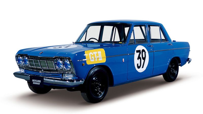 1964: Es ist der 3. Mai 1964, als beim 2. Japan-Grand Prix für GT-Autos in Suzuka erstmals ein äußerlich unscheinbarer Viertürer von der Pole-Position an den Start geht – der Skyline 2000 GT. (Bild: Nissan)
