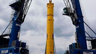 Kürzlich wurde ein Menck-Hydraulikhammer mit über 580 t Gewicht im Hamburger Hafen montiert und verladen. (Bild: HHM)