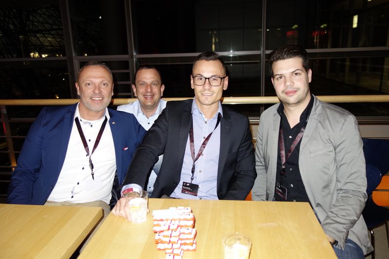 Ob Kinderschokolade die einzige Sünde dieser Jungs ist, (v. l.) Tom Lantermann, api, Ralf Risch, Intel, René Herbst und Bastian Speck, api. (Bild: IT-BUSINESS)