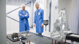 Rechts im Bild ist eins der großen Aluminumbautele für das Extremely Large Telescope ELT zu sehen. Hergestellt wird es auf einer G750 von Grob, die sich in den Fertigungsprozess sehr gut eingefügt hat, wie es heißt. Kombiniert ist sie mit einer Koordinatenmessmaschine. (Bild: Nova)