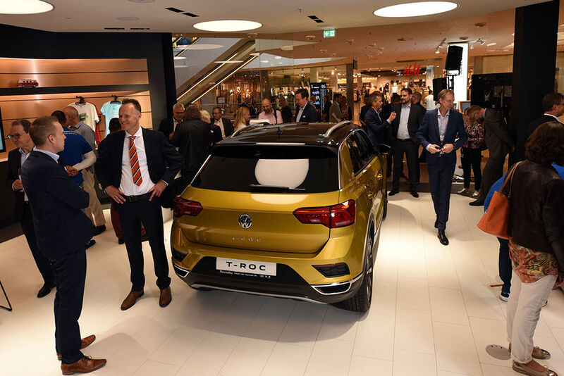 Zahlreiche geladene Gäste kamen zur Eröffnung von „Volkswagen City Hamburg by Petschallies“ ins Alstertal-Einkaufszentrum im Hamburger Stadtteil Poppenbüttel. (VW)