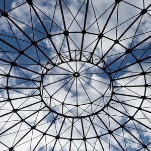 Achten Sie darauf klare Linien zu zeichnen. Eine stabile Linienführung ist beim Zeichnen wichtig. Bewegen Sie dafür nur Ellbogen und Schulter und konzentrieren Sie sich auf Ihr Handgelenk. (Bild:  kelifamily - stock.adobe.com)