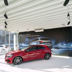 Spotscheinwerfer setzen die Exponate von Daimler in Szene.