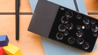 Sieht so die Kamera die Zukunft aus? Der amerikanische Hersteller Light will mit der L16 den Fotomarkt revolutionieren und greift auf Künstliche Intelligenz zurück. (Light)