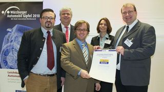 Preisverleihung (v.l.n.r.): Dr.-Ing. Marcus Schuck (Jacob Plastics GmbH), Eckhard Gatawis (Jury-Mitglied, Hoerbiger Kompressortechnik Holding GmbH) Thomas Müller (Lehrstuhl für Kunststofftechnik der Universität Erlangen-Nürnberg), Dr.-Ing. Petra Krammer (Jury-Mitglied, Adam Opel GmbH), Dr.-Ing. Leo Hoffmann (Neue Materialien Fürth GmbH).  (Bild: LKT)