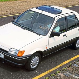 Der Ford Fiesta ’89 ist die dritte Baureihe die ab Februar 1989 produziert wurde. Sie stellt einen komplette Neuentwicklung des Kleinwagens dar. Seitdem war dieser auch mit fünf Türen und als Hochdachkombi erhältlich. Außerdem gab es ihn erstmals mit einem Dieselmotor.(Bild:  Ford)