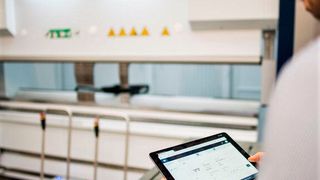 Die Trumpf-Materialflusssoftware „Oseon“ liefert dem Mitarbeiter alle relevanten Informationen zu seinem Auftrag in einem Programm. Das soll Fehler vermeiden und Zeit sparen. (Bild: Trumpf)