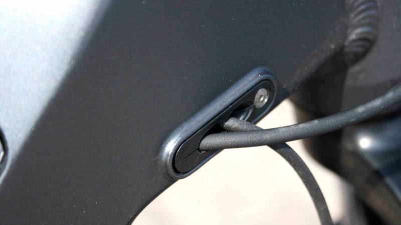 Kabel und Leitungen werden in den Rahmen geführt. (Bild: sp-x / Mario Hommen)