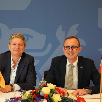 BSI-Präsidentin Claudia Plattner und Dirk Schrödter, Chef der Staatskanzlei des Landes Schleswig-Holstein unterzeichnen eine Kooperationsvereinbarung zwischen dem BSI und Schleswig-Holstein.
 (Bild: Staatskanzlei.SH)