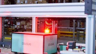 Das neue Zentrallager in Hamm unterstützt die Omnichannel Strategie der Douglas Group. (Bild: Knapp/Niederwieser)