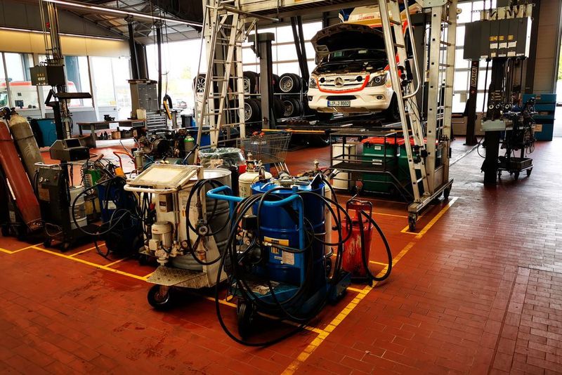 Auch die Nutzfahrzeugwerkstatt zeigt sich untertags perfekt aufgeräumt. (Ottmar Holz / »kfz-betrieb«)