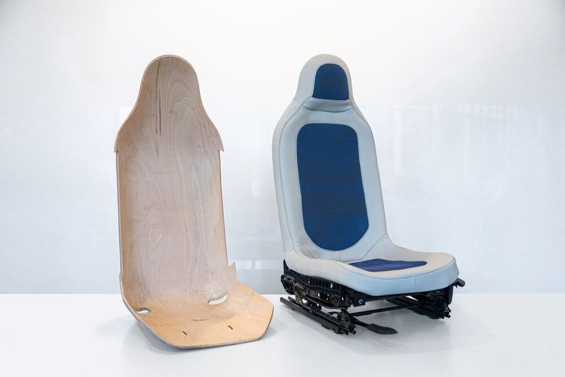 Still dreams of the future, but the notes are being written right now: Seating concept with wooden seat shell. Few parts and a small variety of materials simplify disassembly and recycling. (Image:Stefan G. König 2026)