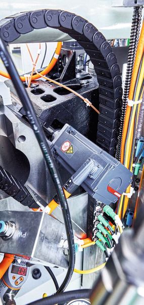 Die One Cable Technology (OCT) als Anschlusstechik für die Servomotoren AM8000 und AM8100 spart Montagezeit und Platz. (Bild: Beckhoff)