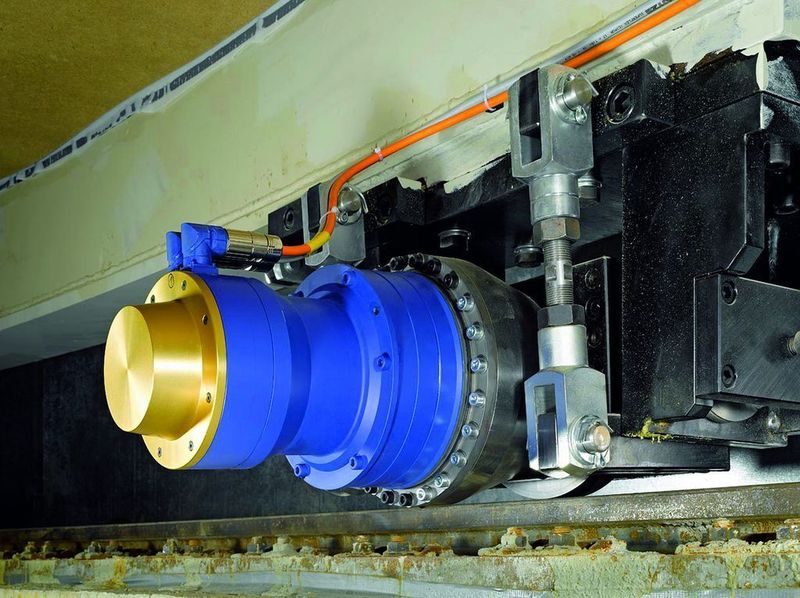 Für harmonische Drehbewegung: Die Servoaktuatoren TPMA110 High Torque wurden direkt an die Fahrschemel angeflanscht. (Archiv: Vogel Business Media)